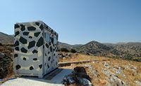 Le village d’Élounda en Crète. Toilettes camouflées du chantier de restauration. Cliquer pour agrandir l'image dans Adobe Stock (nouvel onglet).