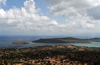 Le village d’Élounda en Crète. Spinalonga vue depuis le Haut-Mirabello. Cliquer pour agrandir l'image dans Adobe Stock (nouvel onglet).