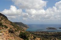 Le village d’Élounda en Crète. Plaka vu depuis le Haut-Mirabello. Cliquer pour agrandir l'image dans Adobe Stock (nouvel onglet).