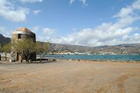 Le village d’Élounda en Crète. Moulin de la presqu'île de Spinalonga. Cliquer pour agrandir l'image dans Adobe Stock (nouvel onglet).