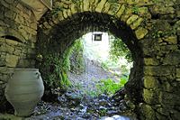 Le village d’Épiskopi en Crète. Pont-canal sur les sources d'Argyroupoli. Cliquer pour agrandir l'image dans Adobe Stock (nouvel onglet).