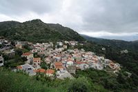 Le village d’Épiskopi en Crète. La colline d'Azona et le sud d'Argyroupoli. Cliquer pour agrandir l'image dans Adobe Stock (nouvel onglet).