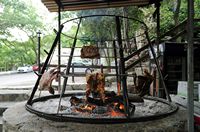 Le village d’Épiskopi en Crète. Grillade au feu de bois dans une taverne d'Argyroupoli. Cliquer pour agrandir l'image dans Adobe Stock (nouvel onglet).