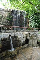 Le village d’Épiskopi en Crète. Chute d'eau décorative dans une taverne d'Argyroupoli. Cliquer pour agrandir l'image dans Adobe Stock (nouvel onglet).