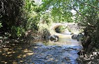 Le village de Fourfouras en Crète. Le fleuve Platys sous le pont de Manouras près d'Agios Ioannis. Cliquer pour agrandir l'image dans Adobe Stock (nouvel onglet).