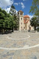 Le village de Garazo en Crète. L'église et la place. Cliquer pour agrandir l'image dans Adobe Stock (nouvel onglet).