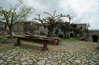 Le village de Garazo en Crète. Cour du monastère de Chalepa. Cliquer pour agrandir l'image dans Adobe Stock (nouvel onglet).