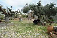 Le village de Garazo en Crète. Cour du monastère de Chalepa. Cliquer pour agrandir l'image dans Adobe Stock (nouvel onglet).