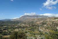 Le village de Gergéri en Crète. Gergeri et le mont Ampelakia vus depuis Agia Varvara. Cliquer pour agrandir l'image dans Adobe Stock (nouvel onglet).