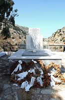 Le village de Goniès en Crète. Monument au Morts fusillés près des gorges de Gonies. Cliquer pour agrandir l'image dans Adobe Stock (nouvel onglet).