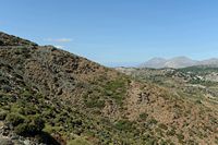 Le village de Goniès en Crète. Ophiolites de la colline de Filiorimos à Goniès. Cliquer pour agrandir l'image dans Adobe Stock (nouvel onglet).