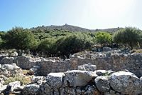 Le village de Goniès en Crète. Le coin nord-ouest de la villa minoenne de Sklavokampos. Cliquer pour agrandir l'image dans Adobe Stock (nouvel onglet).