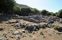 Le village de Goniès en Crète. La cour 1 de la villa minoenne de Sklavokampos. Cliquer pour agrandir l'image dans Adobe Stock (nouvel onglet).