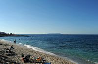 La ville d'Hersonissos en Crète. La plage d'Anissaras et l'île de Dia. Cliquer pour agrandir l'image dans Adobe Stock (nouvel onglet).