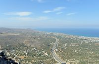 Le village de Gouvès en Crète. Gournès vu depuis le mont Édéri. Cliquer pour agrandir l'image dans Adobe Stock (nouvel onglet).