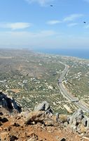 Le village de Gouvès en Crète. Gournès et Kokkini Chani vus depuis le mont Édéri. Cliquer pour agrandir l'image dans Adobe Stock (nouvel onglet).