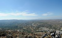 Le village de Gouvès en Crète. Gouvès vu depuis le mont Édéri. Cliquer pour agrandir l'image dans Adobe Stock (nouvel onglet).