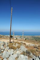 Le village de Gouvès en Crète. Antennes de télécommunications au sommet du mont Ederi. Cliquer pour agrandir l'image dans Adobe Stock (nouvel onglet).