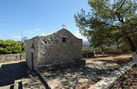 Le village de Gouvès en Crète. Chapelle Sainte-Parascève de la grotte de Skotino. Cliquer pour agrandir l'image dans Adobe Stock (nouvel onglet).