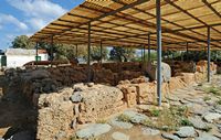 Le village de Gouvès en Crète. Angle sud-ouest de la villa minoenne de Nirou Chani à Kokkini Chani. Cliquer pour agrandir l'image dans Adobe Stock (nouvel onglet).
