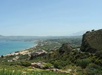 Le village de Kalyvès en Crète. La basse vallée de la rivière Kyliaris vue depuis Aptera. Cliquer pour agrandir l'image dans Adobe Stock (nouvel onglet).