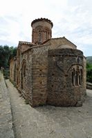 Le village de Kalyvès en Crète. L'église Saint-Nicolas à Kyriokoselia près de Stylos. Cliquer pour agrandir l'image dans Adobe Stock (nouvel onglet).