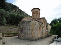 Le village de Kalyvès en Crète. L'église Saint-Nicolas à Kyriokoselia près de Stylos. Cliquer pour agrandir l'image dans Adobe Stock (nouvel onglet).