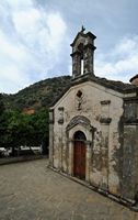Le village de Kalyvès en Crète. L'église Saint-Nicolas à Kyriokoselia près de Stylos. Cliquer pour agrandir l'image dans Adobe Stock (nouvel onglet).