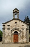 Le village de Kalyvès en Crète. L'église Saint-Nicolas à Kyriokoselia près de Stylos. Cliquer pour agrandir l'image dans Adobe Stock (nouvel onglet).