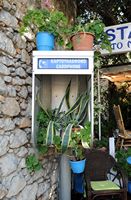 Le village de Kritsa en Crète. Cabine téléphonique à carte remployée. Cliquer pour agrandir l'image dans Adobe Stock (nouvel onglet).