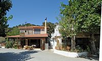 Le village de Kritsa en Crète. La taverne Stéréos sur le plateau de Katharo. Cliquer pour agrandir l'image dans Adobe Stock (nouvel onglet).
