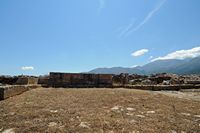 Le village de Malia en Crète. La cour extérieure du palais. Cliquer pour agrandir l'image dans Adobe Stock (nouvel onglet).