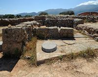 Le village de Malia en Crète. Le bâtiment oblique du palais. Cliquer pour agrandir l'image dans Adobe Stock (nouvel onglet).