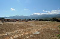 Le village de Malia en Crète. Les ruines du palais vues de l'ouest. Cliquer pour agrandir l'image dans Adobe Stock (nouvel onglet).