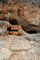 Le village de Milatos en Crète. Entrée de la grotte. Cliquer pour agrandir l'image dans Adobe Stock (nouvel onglet).