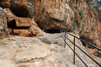 Le village de Milatos en Crète. Entrée de la grotte. Cliquer pour agrandir l'image dans Adobe Stock (nouvel onglet).