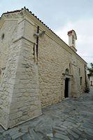 Le village de Myrtia en Crète. L'église de la Transfiguration du Sauveur. Cliquer pour agrandir l'image dans Adobe Stock (nouvel onglet).