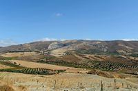 Le village de Myrtia en Crète. Les monts Megali Koryfi à Metaxochori. Cliquer pour agrandir l'image dans Adobe Stock (nouvel onglet).