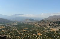 Le village de Néapolis en Crète. Le village de Kastelli vu depuis la route d'Élounda à Fourni. Cliquer pour agrandir l'image dans Adobe Stock (nouvel onglet).