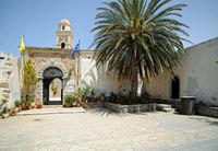 Le village de Palékastro en Crète. Le portail extérieur du monastère de Moni Toplou. Cliquer pour agrandir l'image dans Adobe Stock (nouvel onglet).
