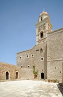 Le village de Palékastro en Crète. Cour extérieure du monastère de Moni Toplou. Cliquer pour agrandir l'image dans Adobe Stock (nouvel onglet).