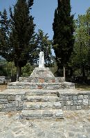 Le village de Patsianos en Crète. Le monument aux Morts de Kallikratis. Cliquer pour agrandir l'image dans Adobe Stock (nouvel onglet).