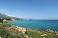 Le village de Patsianos en Crète. La côte et les plages à l'est de Frangokastello. Cliquer pour agrandir l'image dans Adobe Stock (nouvel onglet).