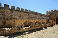 Le village de Patsianos en Crète. L'aile sud du château de Frangokastello. Cliquer pour agrandir l'image dans Adobe Stock (nouvel onglet).