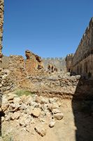 Le village de Patsianos en Crète. L'aile sud du château de Frangokastello. Cliquer pour agrandir l'image dans Adobe Stock (nouvel onglet).