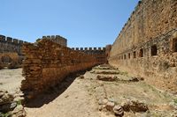 Le village de Patsianos en Crète. La cour intérieure du château de Frangokastello. Cliquer pour agrandir l'image dans Adobe Stock (nouvel onglet).
