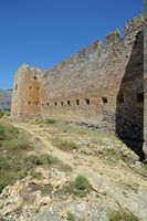 Le village de Patsianos en Crète. La courtine ouest du château de Frangokastello. Cliquer pour agrandir l'image dans Adobe Stock (nouvel onglet).