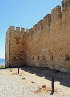 Le village de Patsianos en Crète. La courtine nord du château de Frangokastello. Cliquer pour agrandir l'image dans Adobe Stock (nouvel onglet).