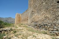 Le village de Patsianos en Crète. La courtine ouest du château de Frangokastello. Cliquer pour agrandir l'image dans Adobe Stock (nouvel onglet).