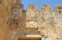 Le village de Patsianos en Crète. L'écusson de Venise de la Porte de la Mer du château de Frangokastello. Cliquer pour agrandir l'image dans Adobe Stock (nouvel onglet).